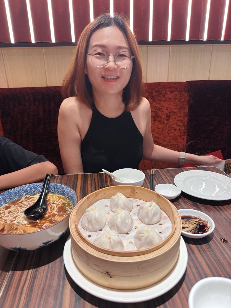 daddynshane's tweet image. Bawa anak cuba something lain 😄 Biasanya dia memang kaki fast food je, tapi kali ni dia pilih mee wantan sup pedas masam sebab ada udang 🦐 Lepas tu asyik curi rasa sup mi daging pula 🤣 小籠包 pun sedap, memang juicy! #makanmakan #familyday #foodadventure