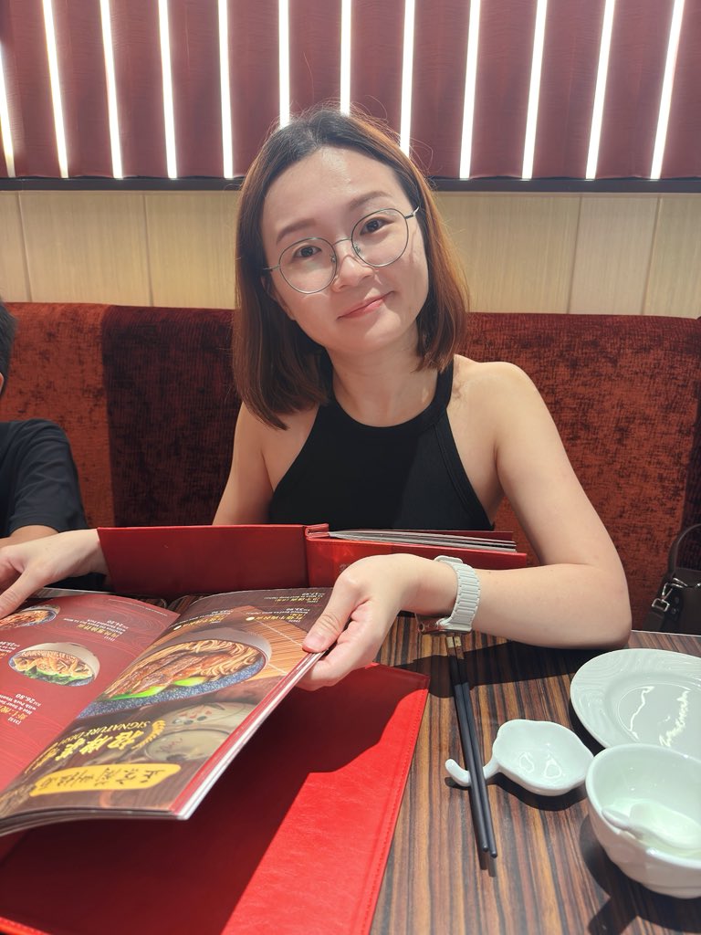 daddynshane's tweet image. Bawa anak cuba something lain 😄 Biasanya dia memang kaki fast food je, tapi kali ni dia pilih mee wantan sup pedas masam sebab ada udang 🦐 Lepas tu asyik curi rasa sup mi daging pula 🤣 小籠包 pun sedap, memang juicy! #makanmakan #familyday #foodadventure