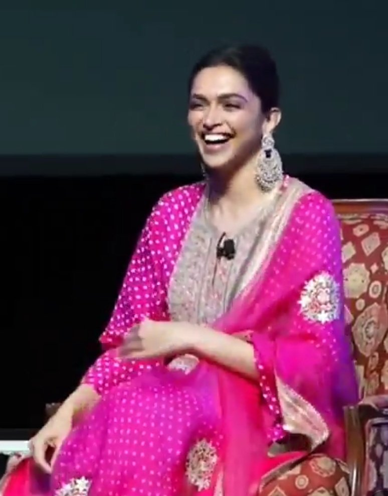 saraswathi1717's tweet image. ಖ್ಯಾತ ತಾರೆ ದೀಪಿಕಾ ಪಡುಕೋಣೆ ಎರಡನೇ ಮಗುವಿನ ಆಗಮನದ ನಿರೀಕ್ಷೆಯಲ್ಲಿದ್ದಾಳಂತೆ.. ಎಲ್ಲಾ ಕಡೆ ಬರೇ ಇದೇ ಸುದ್ದಿ. ಸಂತೋಷ.. ಮಕ್ಕಳಿರಲವ್ವ ಮನೆ ತುಂಬಾ ❤️
@deepikapadukone  #congratulations