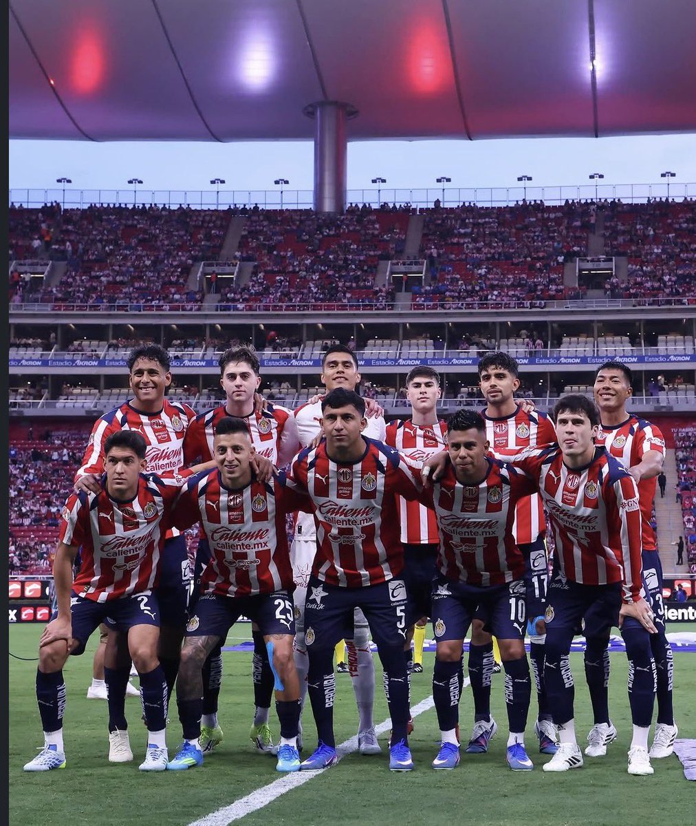 El Equipo de Los Mexicanos tiene un TEMPORADON 

EL CLAUSURA 26 de la mano de Milito YA ES HISTÓRICO paw CHIVAS  y aún no termina. 

11 TRIUNFOS 
34 PTS 
33 GOLES A FAVOR 
17 GOLES EN CONTRA 
12 GOLES DE HORMIGA 
SERÁ BASE SE LA SELECCIÓN en el Mundial y va por el título.