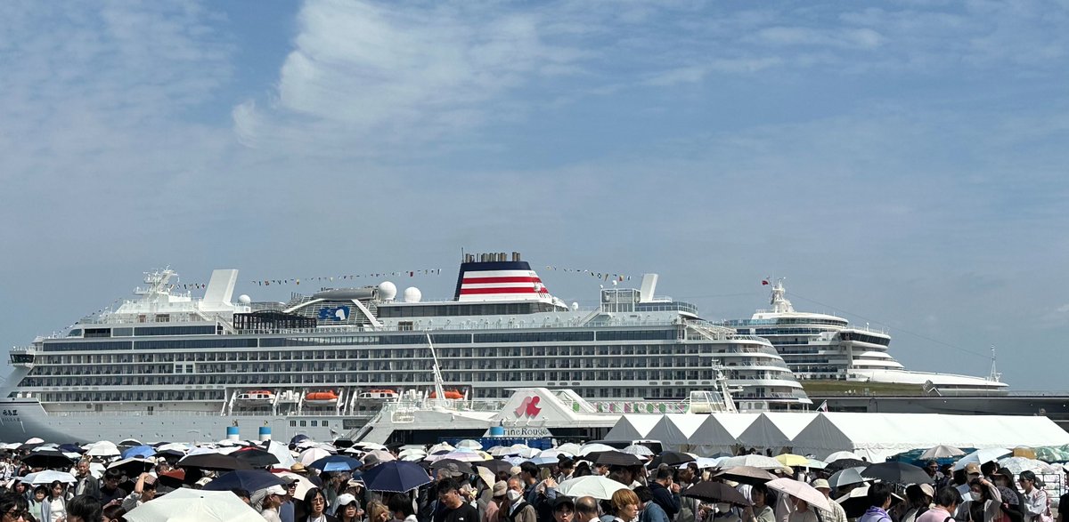 赤レンガでは=Loveのイベントで
盛り上がっているなぁと
海側によってみたら…

うぉぉぉ！赤レンガで
新造船の飛鳥Ⅲ🚢デケェ！

後ろは日本生まれのイギリス船籍
ダイヤモンド・プリンセス
マンションが2つも並んでおるわwww

飛鳥Ⅲに、
サザンオールスターズで
有名なマリーン・ルージュ、