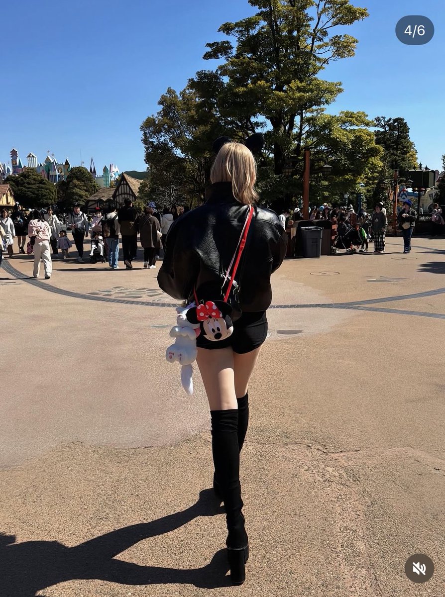 Md1hgk's tweet photo. ディズニー後の足の匂いどれだけ凄いか知ってる？？笑　ロングブーツやばい😡 https://t.co/frIYhDr3P3
