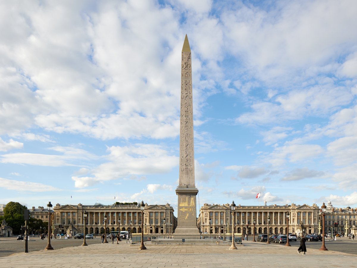 Le plus vieux monument de Paris est plus vieux que Paris.

Il a 3 300 ans. Paris en a 2 200. Et il se dresse au milieu de la plus grande place de la capitale.

La Place de la Concorde. 7,56 hectares. Conçue en 1763 par Ange-Jacques Gabriel.

Elle a porté trois noms en trente ans.