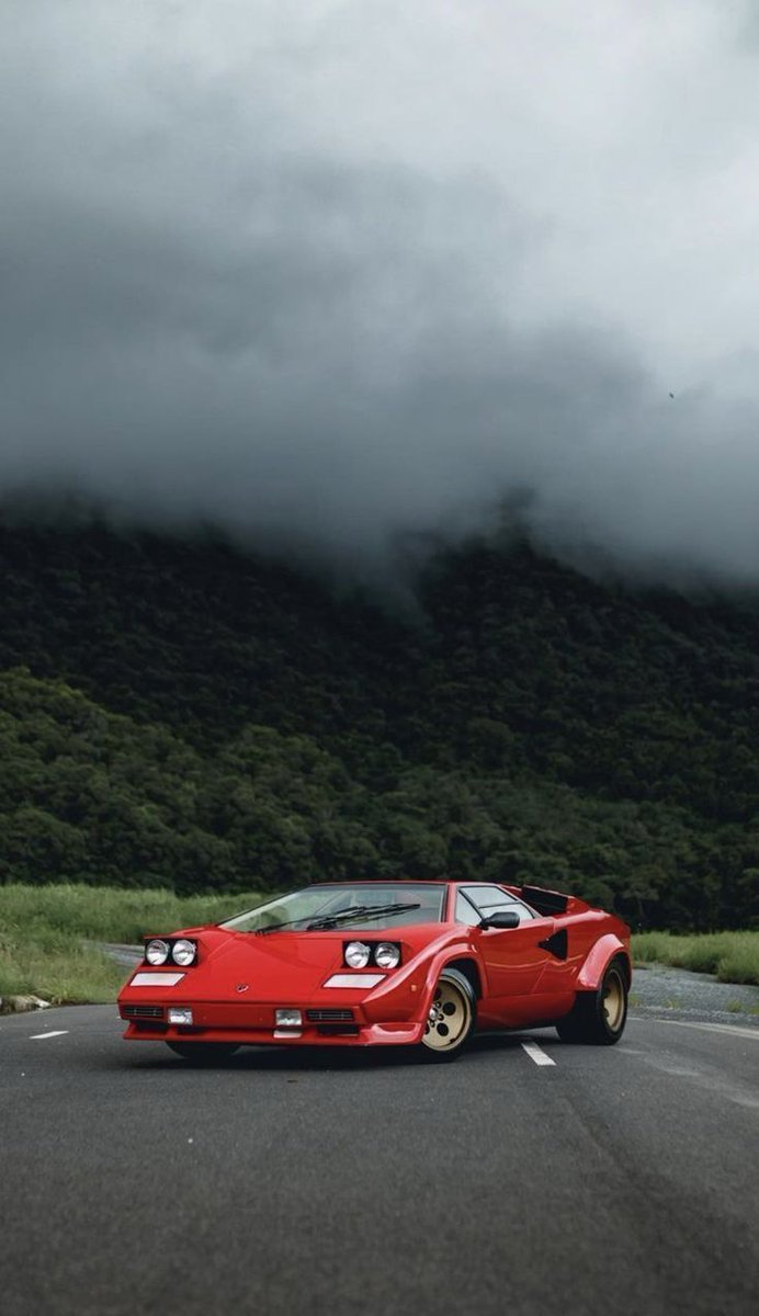 Retromania4ever's tweet image. ✅⬜🟥 #Lamborghini #Countach, 
Equipped with a powerful V12 engine.