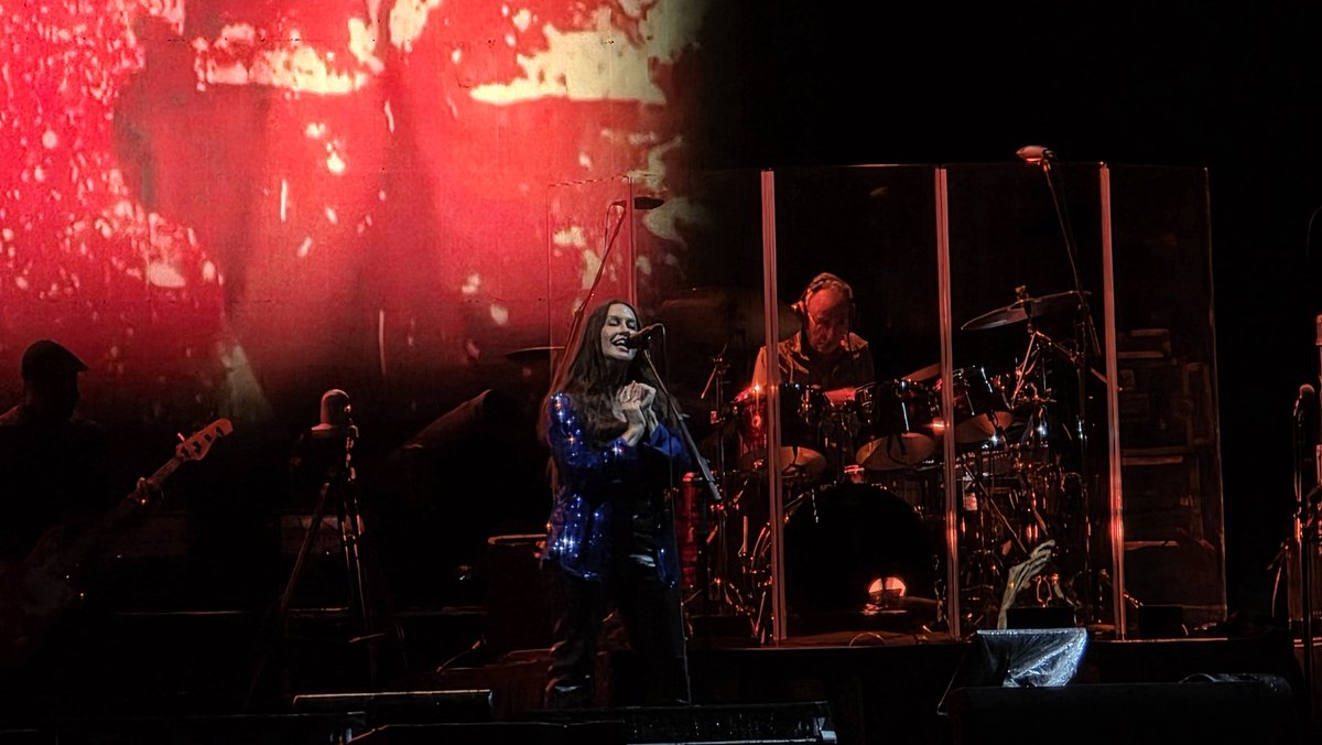 Desvelados_Tv's tweet photo. Alanis Morissette enloquece a los presentes del Gran @MachacaFestival 

👏🏼👏🏼👏🏼

#Alanis
#Machaca
#MachacaFest
#AlanisMorissette https://t.co/34SqGIvC05