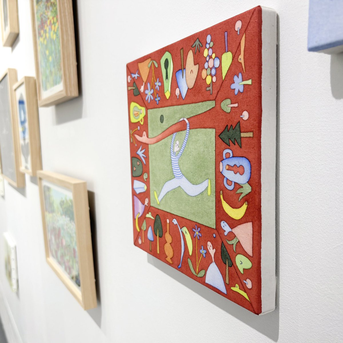 opal_times's tweet photo. 日曜日、10周年記念展「かさねる」オープンしています。
こちらは河本理絵さんの「あなたの庭」
細やかで賑やかなモチーフたちのアウトラインは、よく見ると絵の具の繊細な重なりによって生み出されている事が読み取れます。
河本さんのZINE「あなたも壺の中」も販売中。本日も19時まで。 https://t.co/Um9I61Vsra