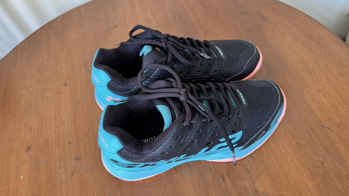 _cyrisee's tweet image. ❗️WTS❗️

￼Yonex Badminton Shoes TOUR SKILL 2

👟 size: 37
✅ kondisi: ori, masih bagus (baru dipakai beberapa kali), tanpa box
💸 jual harga 400k (bisa nego)

#zonauang #wts #sepatu #badminton