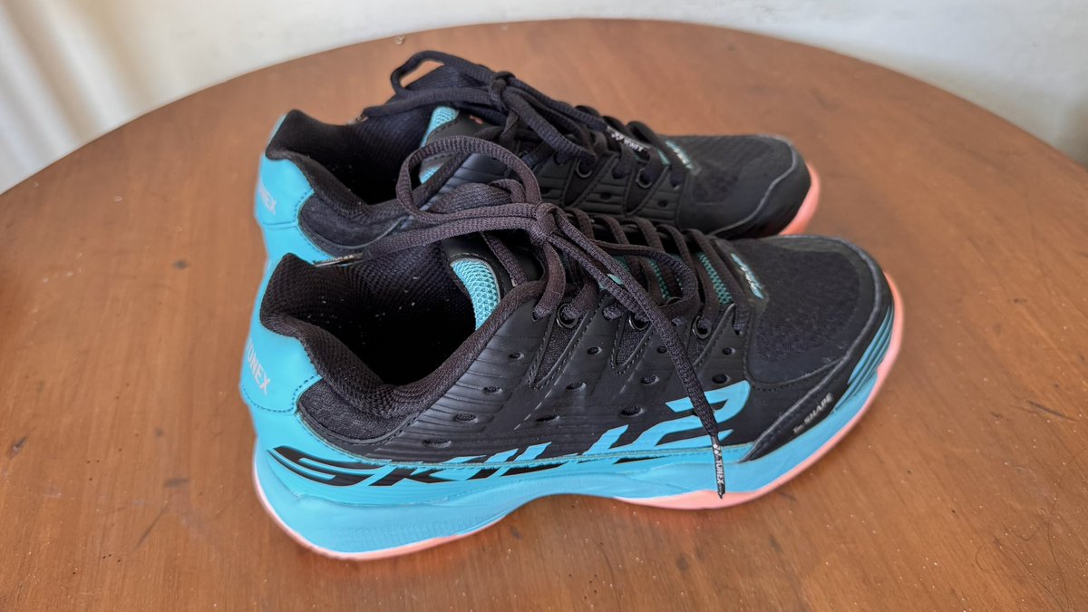 _cyrisee's tweet image. ❗️WTS❗️

￼Yonex Badminton Shoes TOUR SKILL 2

👟 size: 37
✅ kondisi: ori, masih bagus (baru dipakai beberapa kali), tanpa box
💸 jual harga 400k (bisa nego)

#zonauang #wts #sepatu #badminton