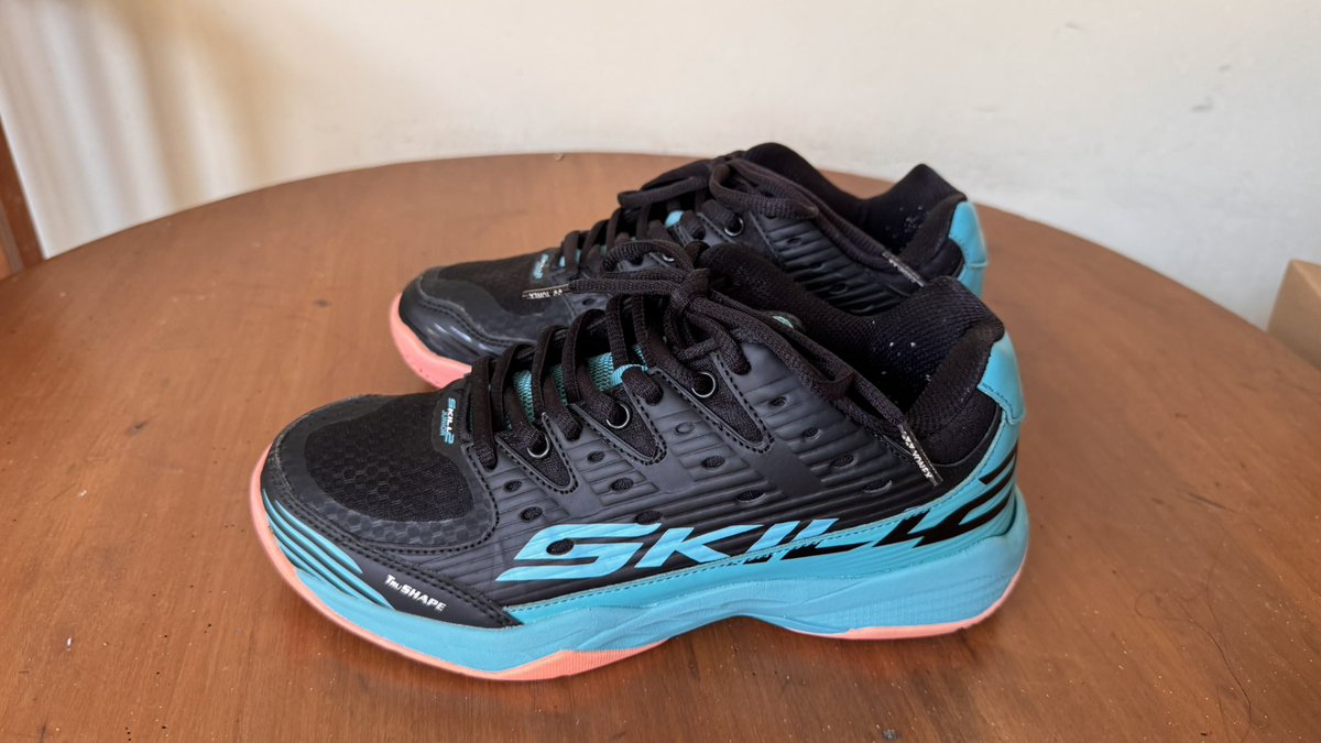 _cyrisee's tweet image. ❗️WTS❗️

￼Yonex Badminton Shoes TOUR SKILL 2

👟 size: 37
✅ kondisi: ori, masih bagus (baru dipakai beberapa kali), tanpa box
💸 jual harga 400k (bisa nego)

#zonauang #wts #sepatu #badminton