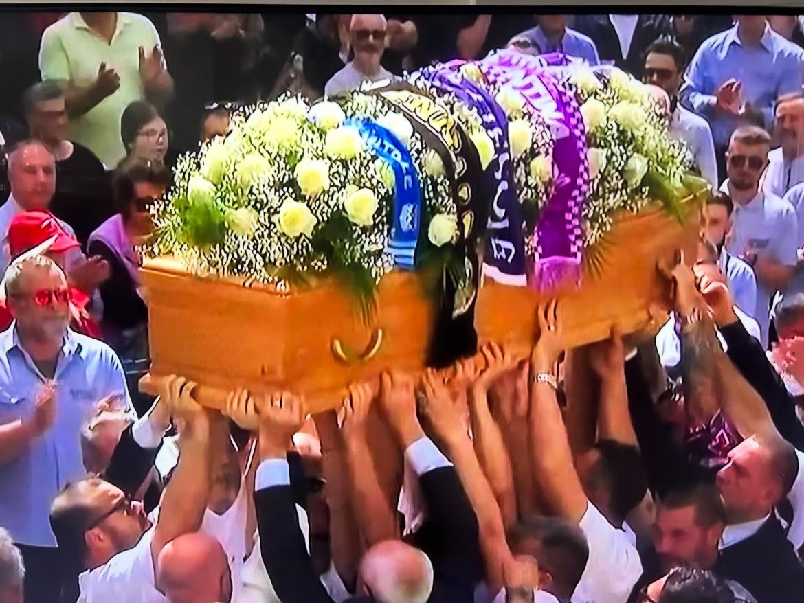 SÌ CHIAMAVA GIACOMO BONGIORNI,AVEVA UN ANIMO NOBILE,È MORTO RIEMPITO DI BOTTE,DAVANTI AL FIGLIO DI UNDICI ANNI💔

CIAO GIACOMO,FAI BUON VIAGGIO🙏❤️🙏

PER NON DIMENTICARE🙏