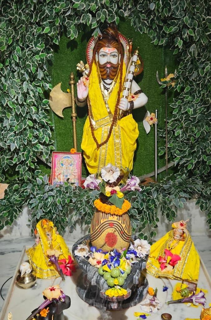 SAKSHAM__PATHAK's tweet photo. अग्रतः चतुरो वेदाः पृष्ठतः सशरं धनुः। इदं ब्राह्मं इदं क्षात्रं शापादपि शरादपि lपरशुराम जयंती मंगलमय भवतु।
#परशुराम_जयंती 
#परशुराम_जन्मोत्सव https://t.co/lJvXrDuiqR
