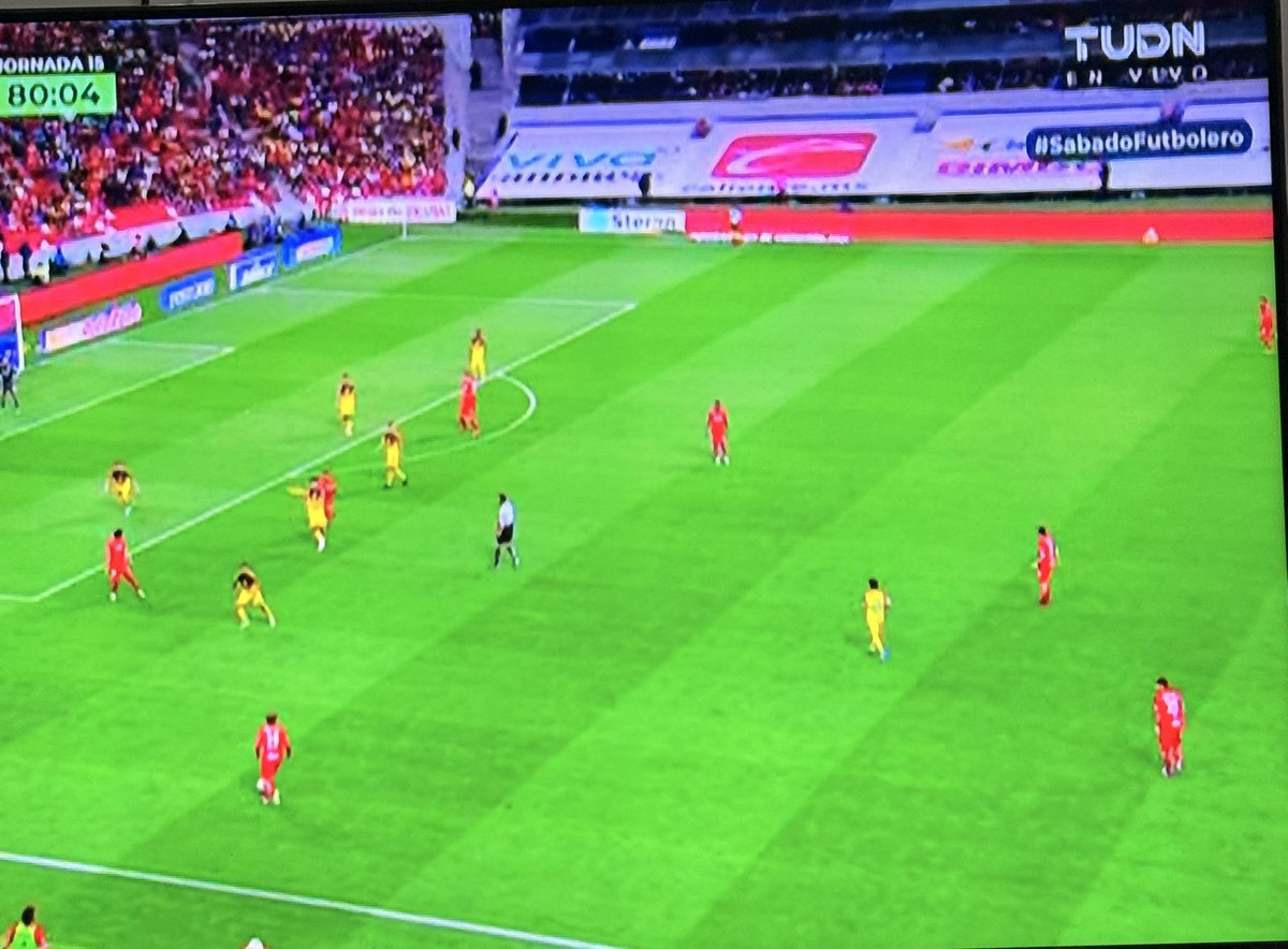 Que fea transmisión de TUDN, con la toma muy abierta para que se vea la publicidad que pusieron en la parte de la tribuna que está clausurada.

En ese mismo espacio ponen anuncios digitales, es decir, comerciales encima de los comerciales.