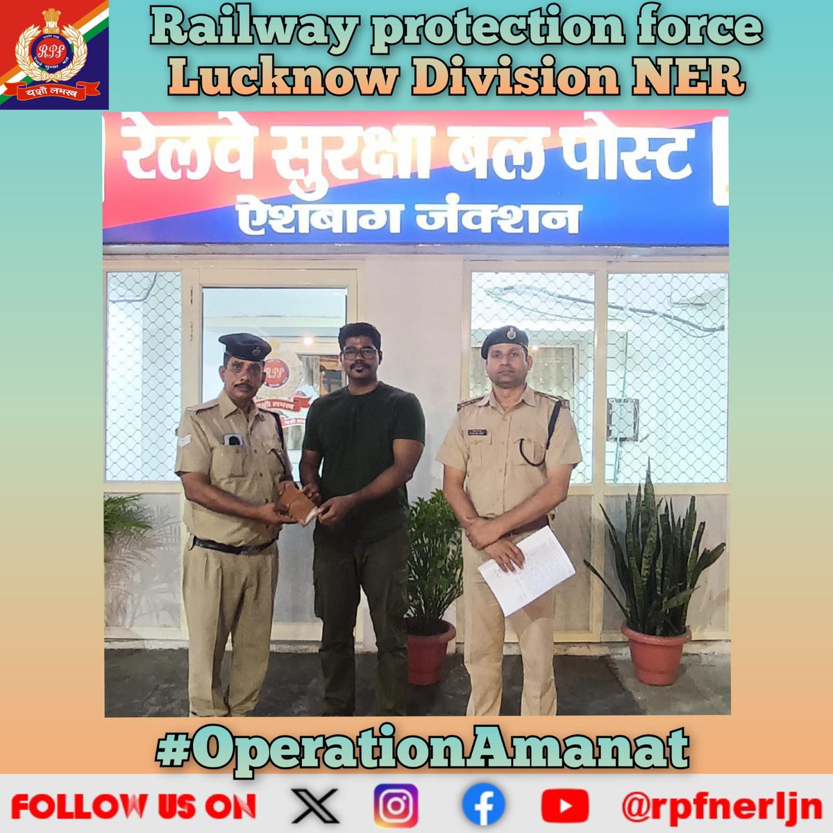 rpfnerljn's tweet image. #OperationAmanat 
 #RPF Post Aishbagh staff 👮🏻‍♂️ recovered a passenger’s left-behind belongings from T/No.15566 after a complaint received through Rail Madad 📞 and safely handed them over to the rightful owner on 18.04.2026.
#RailMadad #PassengerSafety
@drmljn @RPF_INDIA @rpfner
