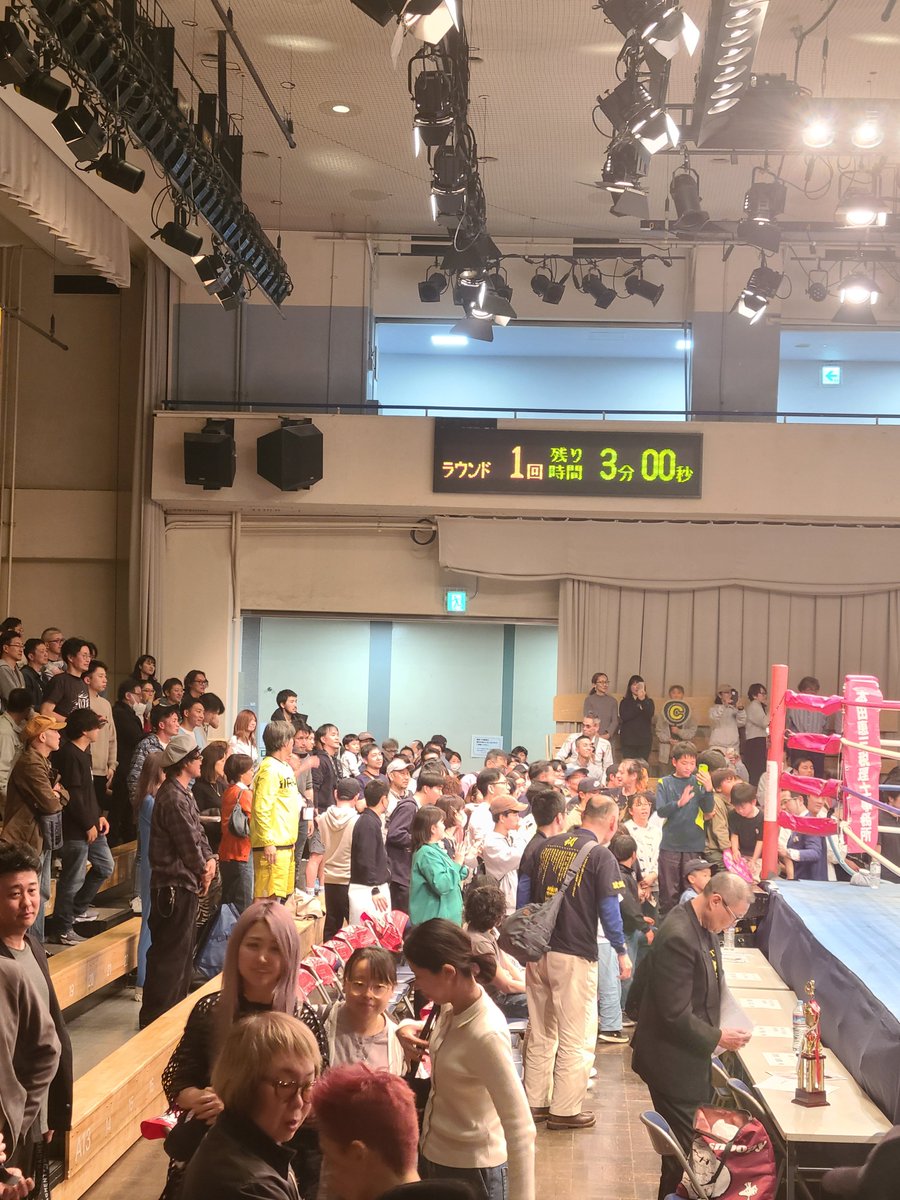serval87's tweet photo. CAZ引退の１０カウントゴング。関係者のみを立たせて実施も、ほとんどの客は立っていた。それだけ関係ある人達だったということか。コーナー下に詰めかけた人の多さに、CAZ選手の人望を思わされた。 https://t.co/iRUu9ZLx9g