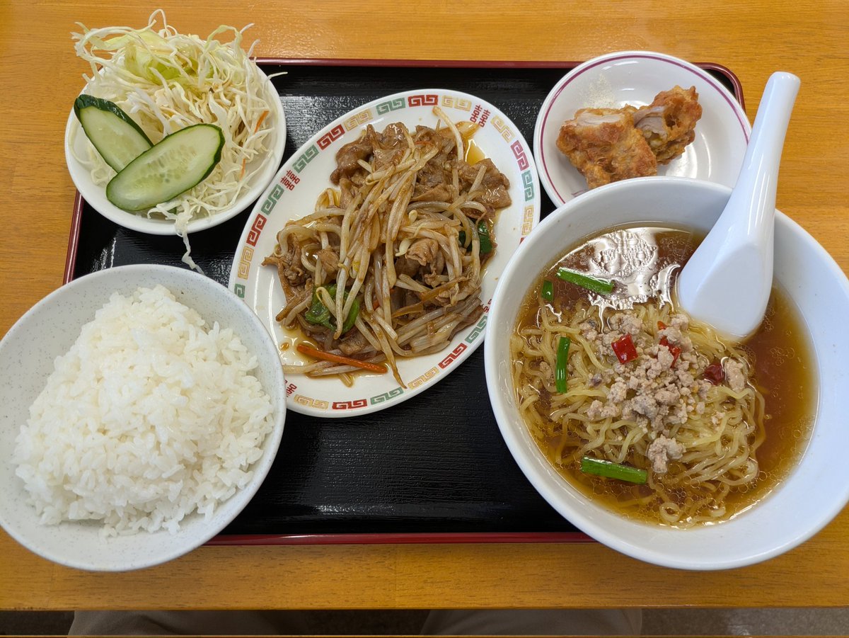 shimaao's tweet photo. 中華料理 錦綉@掛川市で『生姜焼きランチ』をいただきました。ラーメンは台湾ラーメンをチョイスして、ライス大盛り（無料）です。
肉野菜炒めみたいな生姜焼きですがごはんがドンドン進む味。鳥唐1個も付いてオカズには事欠かないセットです。食後にコーヒーorアイスコーヒーも付いて880円は超お得。 https://t.co/spaC756IGi