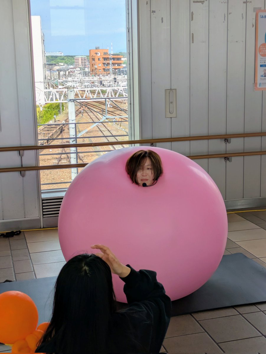 昨日は 娘と一緒に #多治見大道芸見本市2026 を見に行って来ました🎶😊

#バルーンパフォーマーエル さんは軽快なトークとバルーンアートて観客を魅力❤️😊

予想した #うながっぱ を作成するかと思いきや、まさかのティガー…😅
予想を裏切るところも流石です🎶😊

#多芸 
<a href="/balloon_L/">バルーンパフォーマーエル</a>