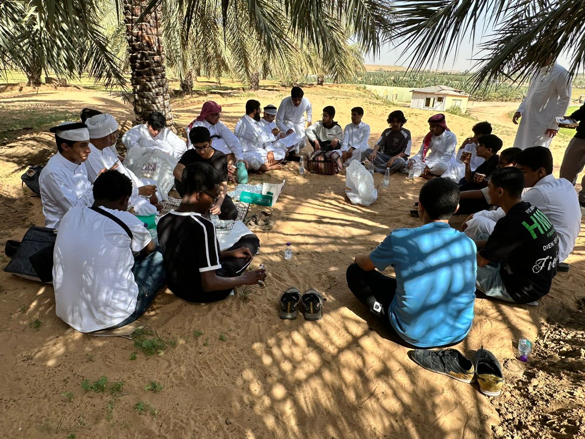 RowadBur's tweet photo. قام طلاب الصف الثالث متوسط في مدرسة الرواد الاهلية ببريدة بزيارة ميدانية إلى مزارع الأحمد للحياة الفطرية ومحمية القفاري حيث تعرفوا على الحيوانات في بيئتها الطبيعية وشاهدوا النباتات والبيوت المحمية لزراعة الخضروات

كانت الرحلة ممتعة ومفيدة حيث تنا��ل الطلاب وجبة الإفطار واستمتعوا بالأجواء واكتسبوا معلومات وخبرات جديدة

وفي الختام نحمد الله على نجاح هذه الرحلة ونسأله التوفيق للجميع