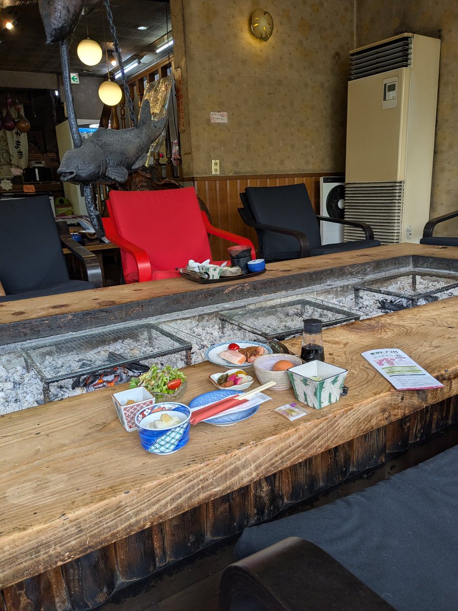 fuyouhai's tweet photo. 千葉県　君津の民宿で日帰り入浴と朝御飯のセット。
目の前の囲炉裏で焼くスタイル https://t.co/tNvayRqlAx