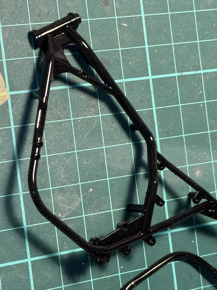 hibacar_924's tweet image. アオシマ　XJR400
光沢ブラック、つや消しブラックの部品の塗装完了です✅
エンジンは組めるとこは組みました
所々、汚れ、傷加工する予定です

#アオシマ　#ヤマハ　#xjr