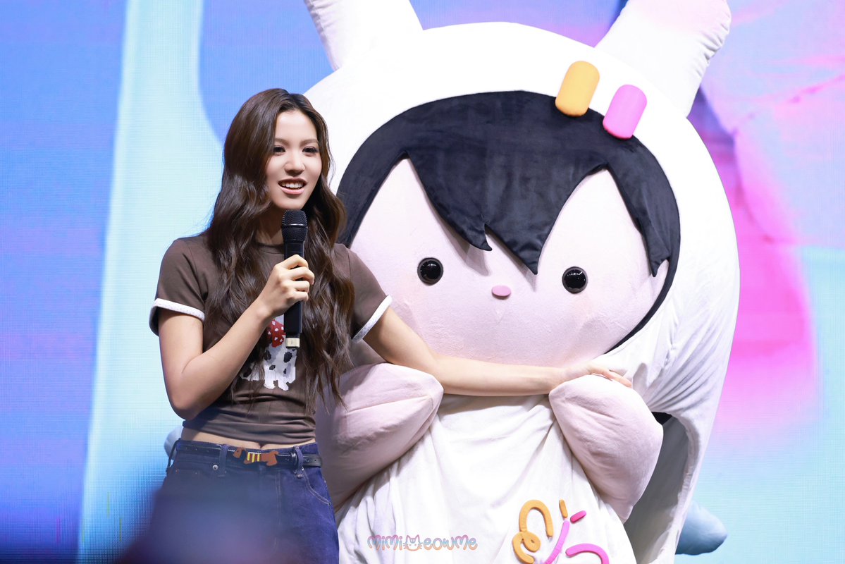 мιмιмєσωмє ≽^-⩊-^≼ tweet media