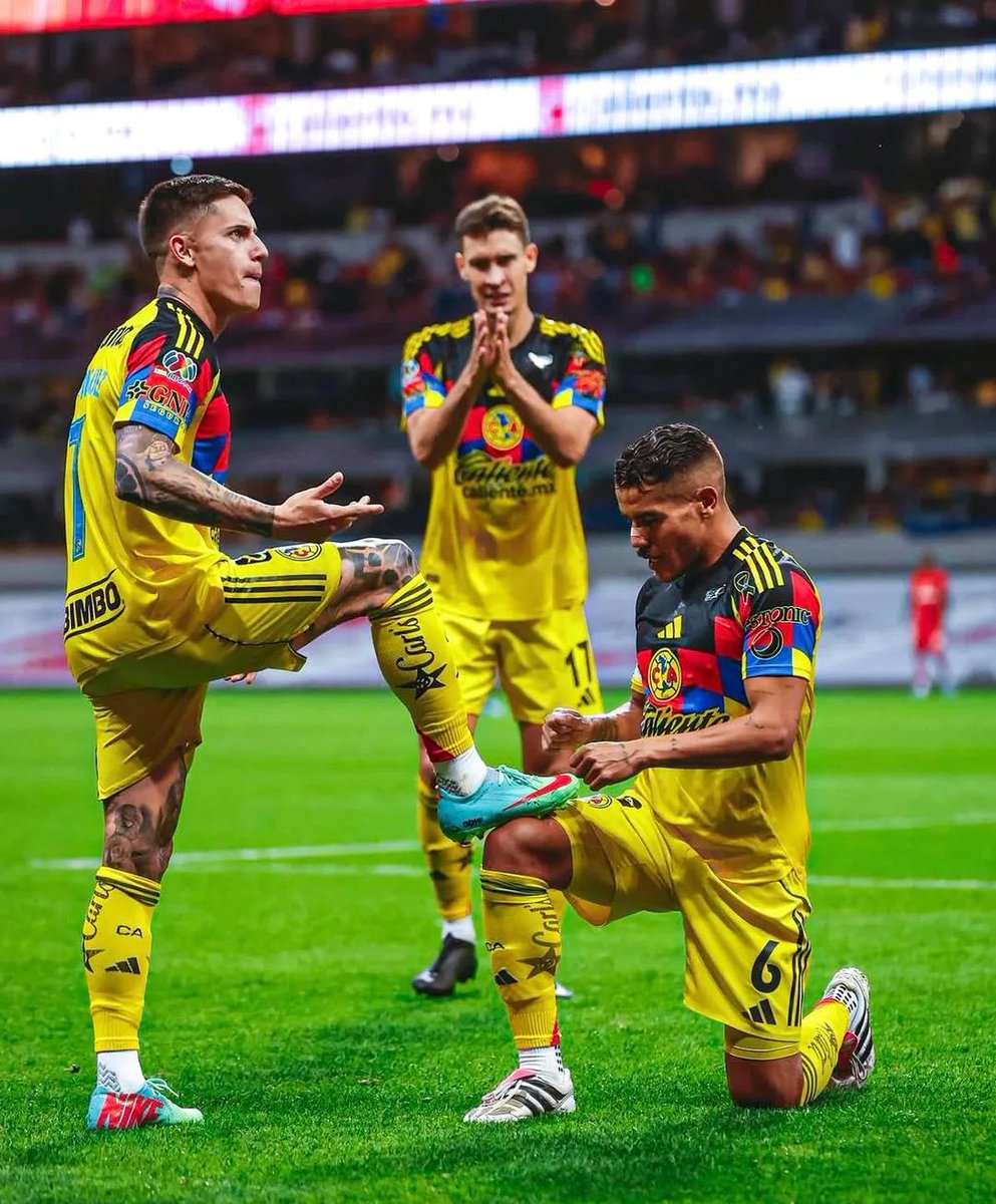 ¡¡QUE TREMENDA FOTO!! 😍🦅

Jona festejando con Brian después del GOLAZO y Dourando aplaudiendo tras la joya que nos regaló.

¡ES PARA UN MUSEO! 👏🏻