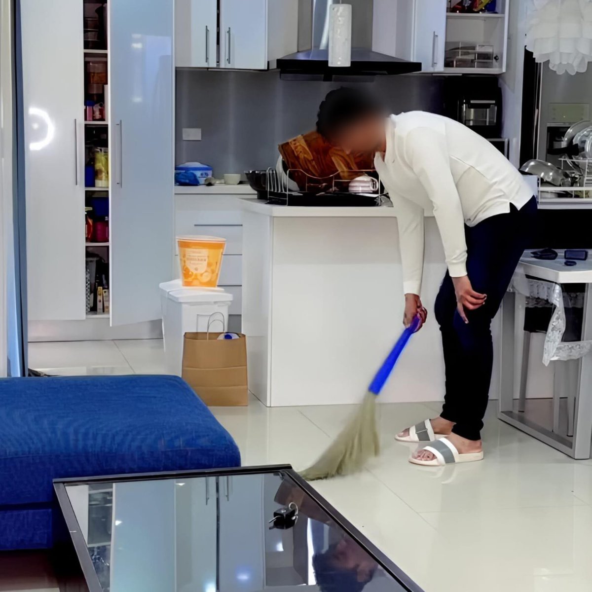 magadh_yodha's tweet image. “एक दिन की कमाई में पूरे महीने का राशन!” 🛒
ये आदमी Australia में अपने परिवार के साथ रहता है।🔥
वह रोज़ $650–$700 कमाता है, जो India में कई लोगों की एक महीने की कमाई (लगभग ₹40,000) के बराबर है।
वह सुबह 7:00 बजे काम शुरू करता है और रात 12:00 बजे तक काम करता है। बीच में 2–3 घंटे