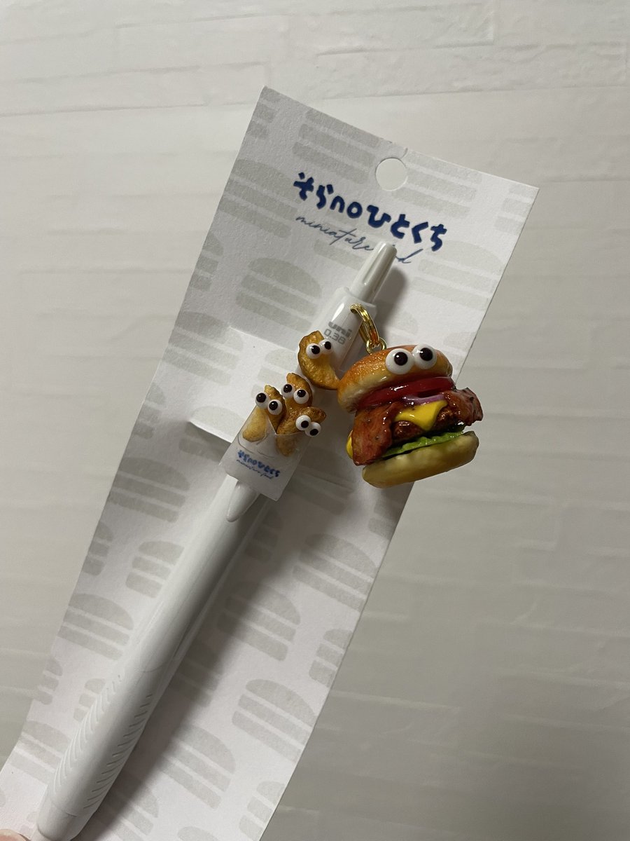 お友達の新作買ってきた✨
ハンバーガーのバンズも具材もポテトも袋も全部手作りなの🥺
他にも種類あったけど、ハンバーガーは今回だけの販売だったらしいから買えてよかった🥰