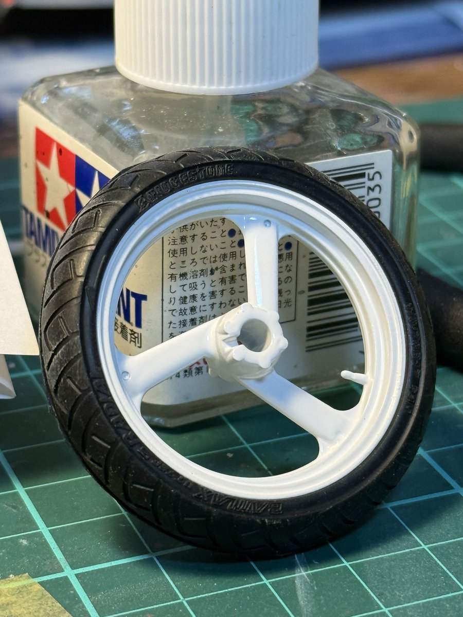 hibacar_924's tweet image. アオシマ　XJR400 
ボディ塗装完了しました✅
XJRは白ホイ、白ボディの組み合わせに惚れましたので白にしました⚪️
タンクは真ん中の接着面の凹凸が目立ってたのでパテで加工しました

#アオシマ　#ヤマハ　#xjr