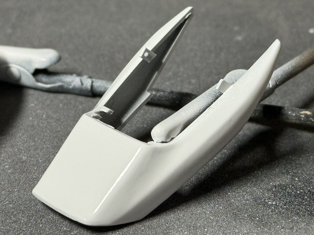 hibacar_924's tweet image. アオシマ　XJR400 
ボディ塗装完了しました✅
XJRは白ホイ、白ボディの組み合わせに惚れましたので白にしました⚪️
タンクは真ん中の接着面の凹凸が目立ってたのでパテで加工しました

#アオシマ　#ヤマハ　#xjr