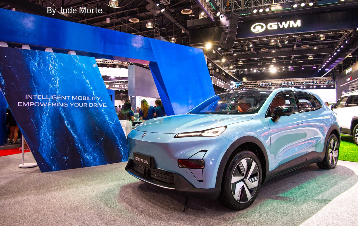 MorteJude's tweet image. Garrick, the 4 autos in the foreground of each #photo in this post spoke to me, asking them to take them home
Problem is, I didn't have any 💵, so they were sad ☹️💸
From a 9-12 Apr 2026 #carshow in Pasay City, #Philippines 🇵🇭 

#LetTheForegroundSpeak #fujifilmxm5 #PhotoChallenge