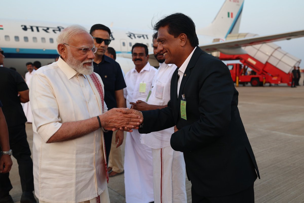 KovaiRaj4's tweet photo. பாரத பிரதமர் திரு.நரேந்திர மோடி அவர்களை நேரில் சென்று கோவை பாமக சார்பில் வரவேற்றதில் பெருமகிழ்ச்சி....
இந்த வாய்ப்பை எனக்கு வழங்கிய என் வாழ்நாள்தலைவர்.டாக்டர். அன்புமணி ராமதாஸ் அவர்களுக்கு நெஞ்சார்ந்த நன்றிகள்.
@annamalai_k 
@draramadoss 
@Sowmiyanbumani https://t.co/n2Po7C9QdZ