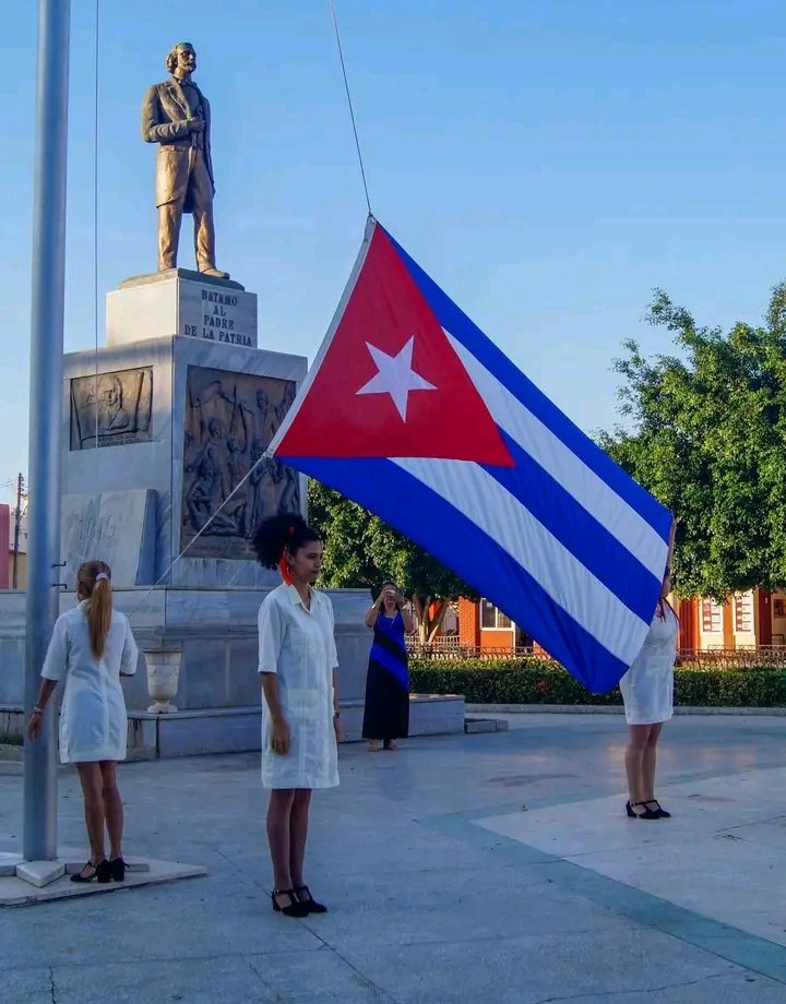 YanetsyTerry's tweet photo. #ProvinciaGranma. En Ceremonia de las banderas, cargada de simbolismo, rendimos tributo a nuestro Padre de la Patria en el. 207 aniversario de su natalicio. # CubaViveEnSuHistoria. @PartidoPCC @AsambleaCuba @PresidenciaCuba @GobiernoCuba @GobiernoGranma @BarceloOrt92635 @ https://t.co/9N9US7XMl4