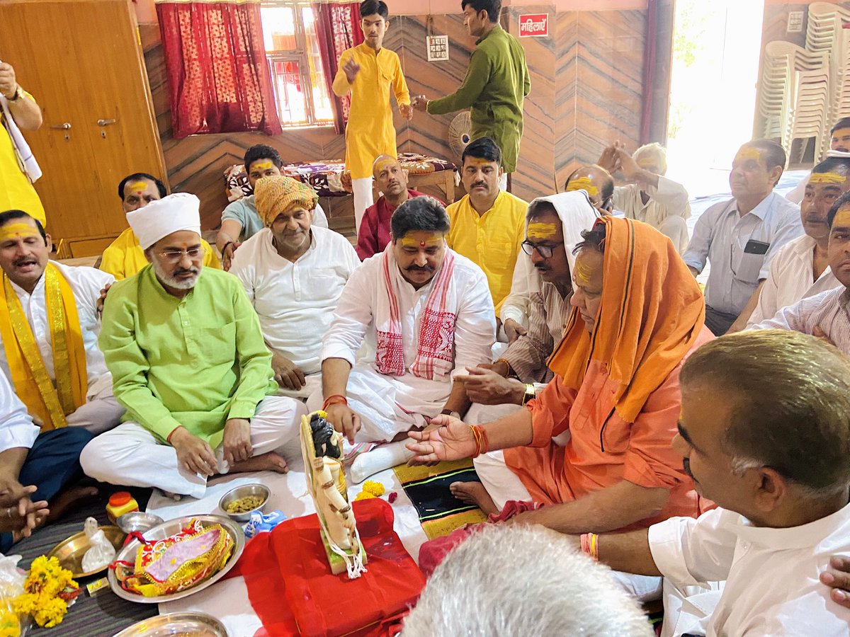 _sanjay_bjp_'s tweet photo. आज भगवान परशुराम जयंती के शुभ अवसर पर परशुराम मंदिर पहुँचकर भगवान परशुराम जी के दर्शन कर उनकी विधि विधान से पूजा अर्चना की…

जय जय परशुराम !🙏🏻 https://t.co/Qu6BtJQBxH