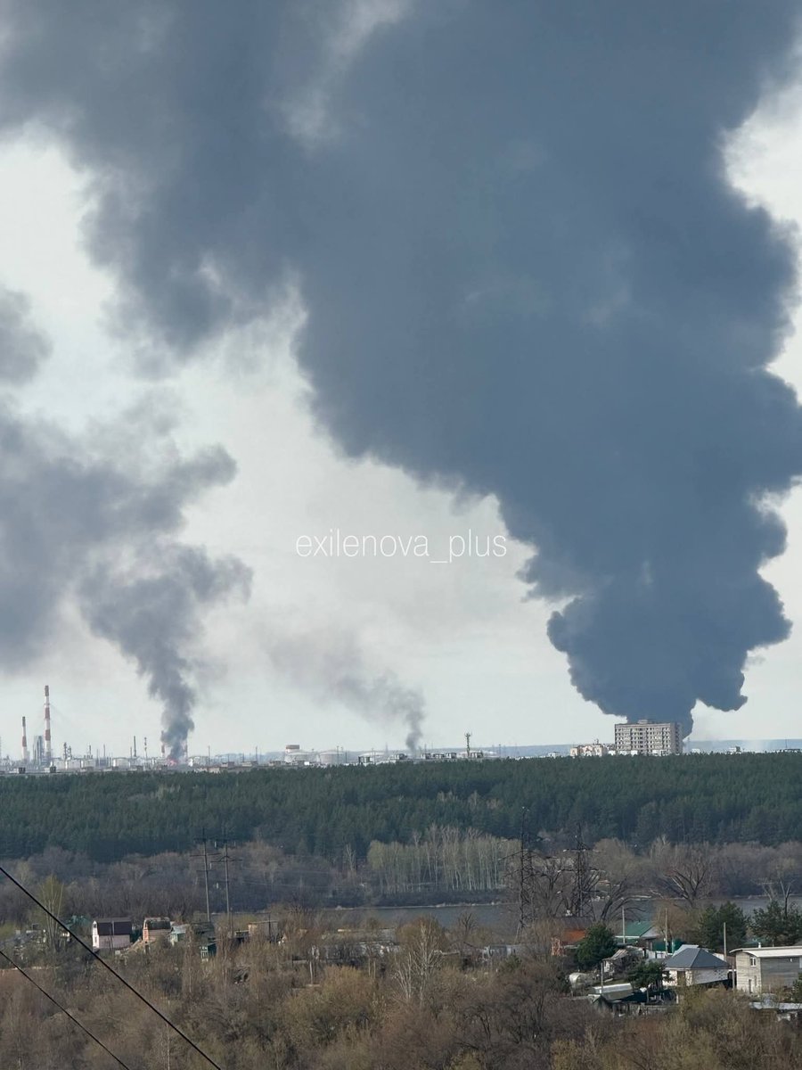 SanderRegter's tweet image. 1/4
It almost feels like Russian air defense just ceased to exist, and Ukraine can now freely attack any place in Russia. Every day, there are now giant smoke columns rising from important infrastructure objects in Russia.