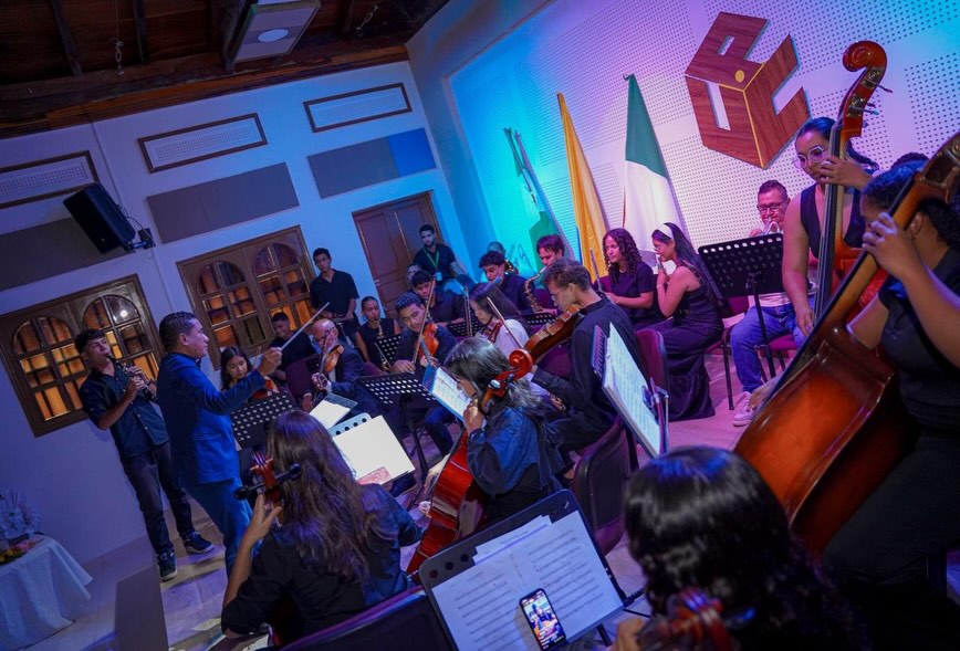 TuperfilNet's tweet image. ¿El mejor reconocimiento de su vida?
Rector de la UPC asegura que este homenaje por impulsar las artes lo marcó más que cualquier otro.
#UPC #Valledupar #Arte #Educación #Cultura #Noticias #Viral #Debate

tuperfil.net/noticia/recono…