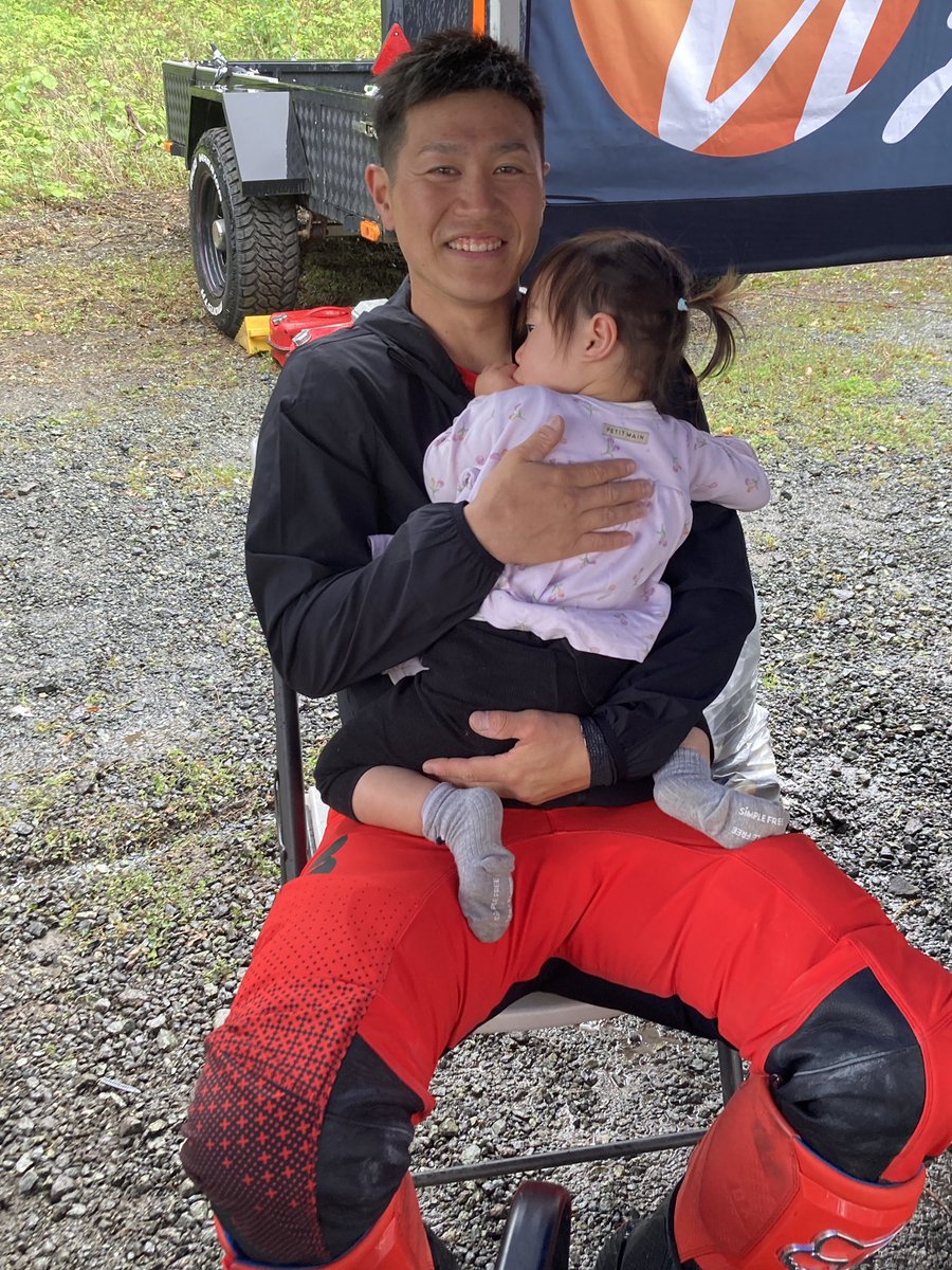 ekakiyatama's tweet photo. ヒート1の前、ガヤさんに会いに行ったら子守パパ中でした。和み。

#jmx https://t.co/BEp3VL4OXo
