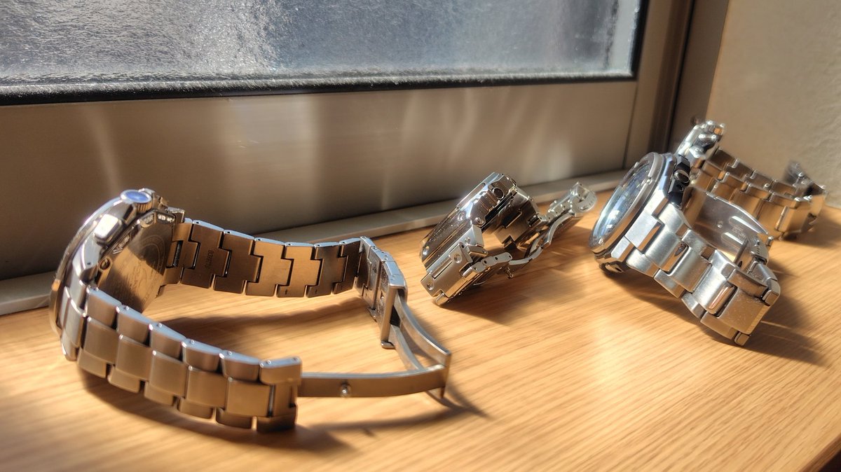 LB44481's tweet photo. 高級自動巻き時計の方々はワインディングマシーンなんでしよ?
うちはみんなソーラーなんで😅
#OSEANUS
#GSHOCK
#CASIO https://t.co/G76q7pSkHj