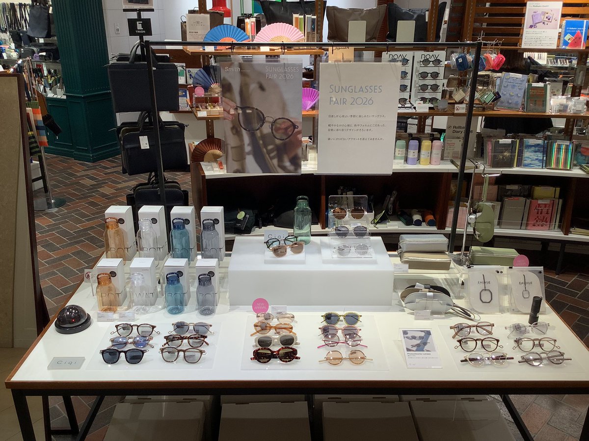 SUNGLASSES FAIR 2026開催中です。初の展開となるCiqiの調光レンズ、春の新作AMYやLINDAも入荷しています。日差し、紫外線対策だけではなく個性的なデザインがファッションのアクセントとしてもおすすめです。ぜひ店頭でお試しください。