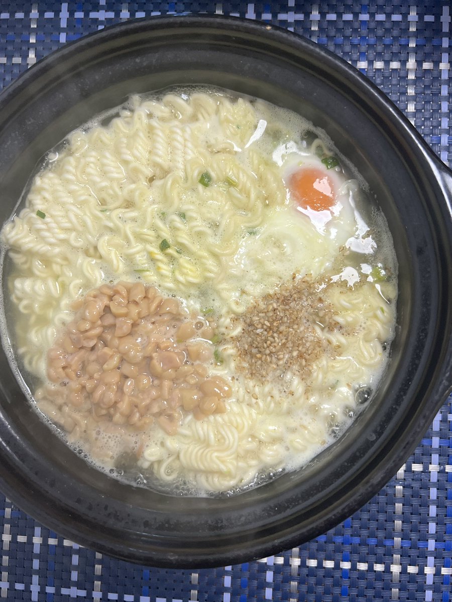 shinyatto's tweet photo. 今日も1日、実質 #一汁一菜 な粗食で痩せる。

昼食
サッポロ一番 450kcal 10g
卵 1個 90kcal 9g
納豆 90kcal 8g
合計 630kcal 27g https://t.co/qtg4Jeyakj