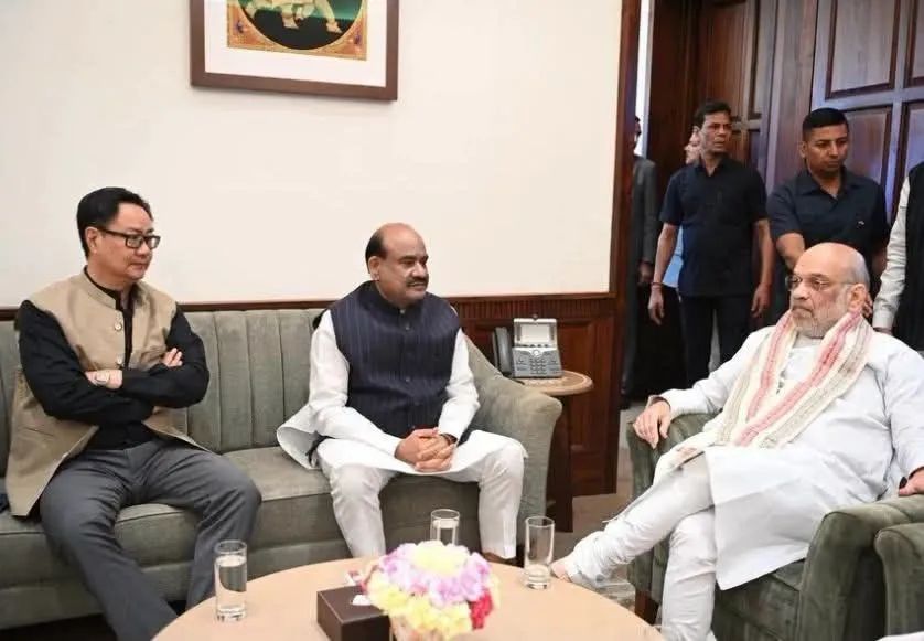 अत्यंत दयनीय और एक गंभीर चिंता का विषय !

इस तस्वीर को जरा ध्यान से देखिए ......

जब लोकसभा के माननीय स्पीकर को गृह मंत्री के सामने 'रिपोर्टिंग सीट' पर बैठे देखा जाना, यह उस गरिमामय स्पीकर पद के लिए कोई अच्छा संकेत नहीं है, जिसे 'निष्पक्ष' माना जाता है, जो उस पद पर बैठकर सदैव सदन