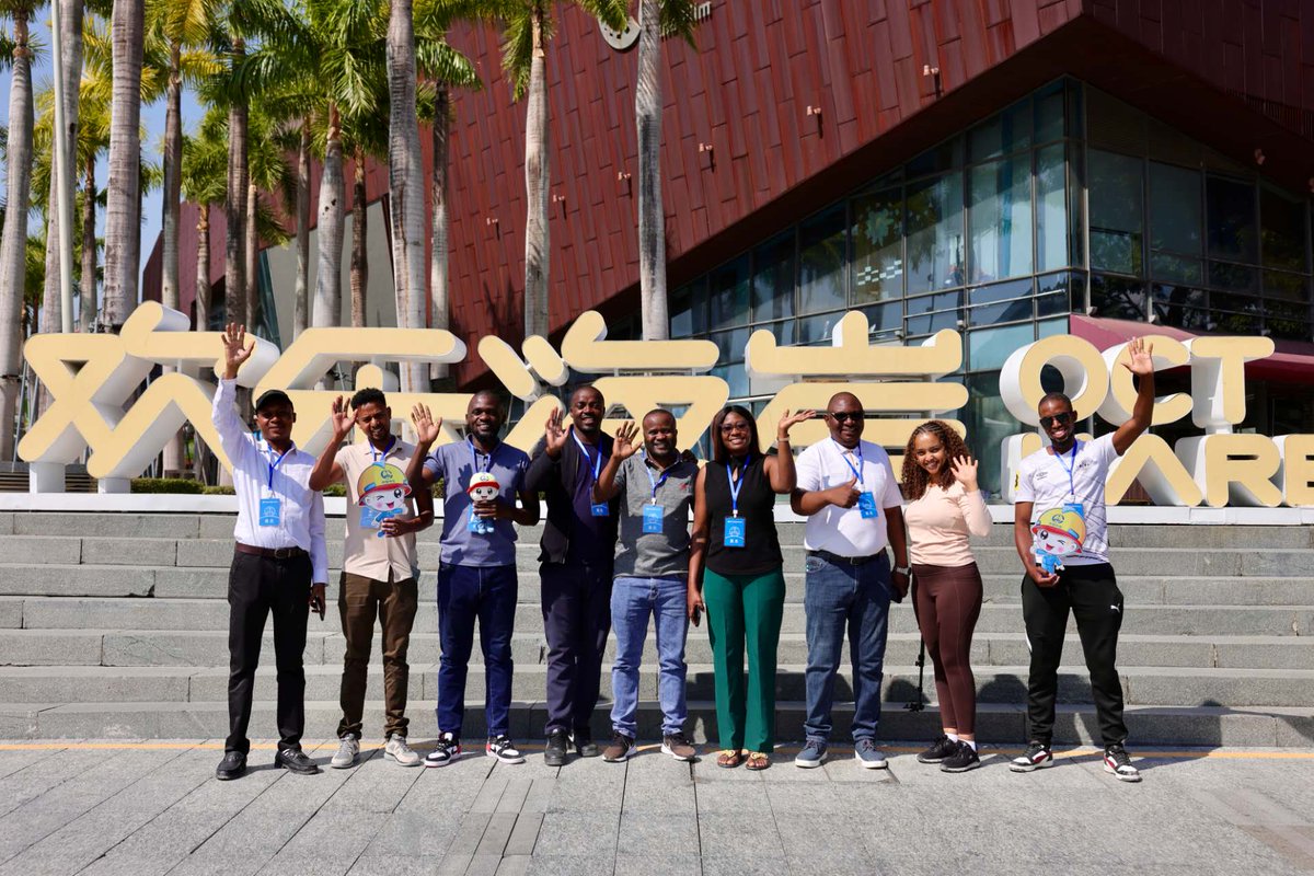 CRSGUganda's tweet photo. On February 6, 2026, African employees from China Railway Seventh Group stumbled upon “Chinese square dancing” in Shenzhen — and were soon “pulled into the dance team” by local grandpas and grandmas. 💃🕺 #SquareDancing #CulturalExchange #Youthbridge https://t.co/DIixcZP1xn