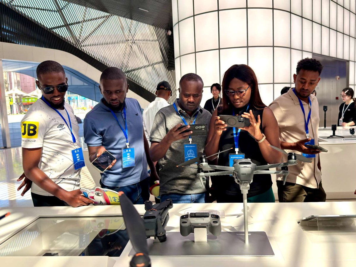 CRSGUganda's tweet photo. On February 6, 2026, African employees from China Railway Seventh Group stumbled upon “Chinese square dancing” in Shenzhen — and were soon “pulled into the dance team” by local grandpas and grandmas. 💃🕺 #SquareDancing #CulturalExchange #Youthbridge https://t.co/DIixcZP1xn