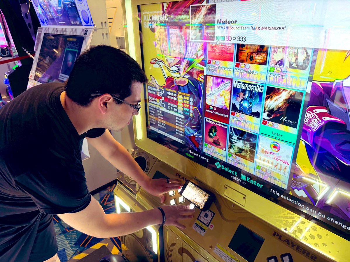 SC87dom's tweet photo. When your a fan of Penguins Hockey and want to watch the NHL Playoffs but also want to play DDR, Priorities 😁😎 https://t.co/Lhxxq0Q1bc
