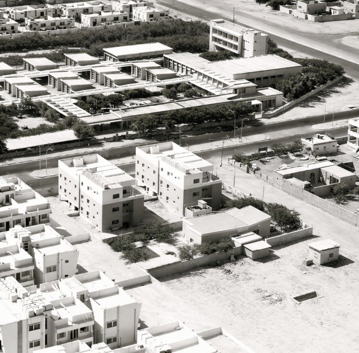 قرأت تعليقًا يدعو إلى إغلاق شارع سالم المبارك وتحويله إلى مسار مخصص للمشاة، وهي فكرة تستحق التأمل، خصوصًا وأنني سبق أن تطرقت إلى هذا الموضوع من زاوية مختلفة، تتمثل في أهمية الحفاظ على معالم الشارع وهويته العمرانية.

فأي طرح لإعادة تنظيم الشارع، سواء بتحسين قابلية المشي أو تقليل