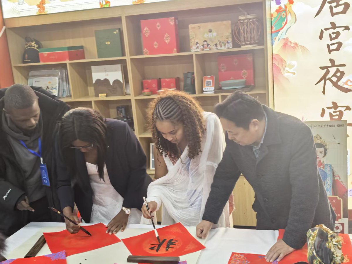 CRSGUganda's tweet photo. On February 10, 2026, African employees from China Railway Seventh Group visited the Zhengzhou Shangdu Ruins Museum. Their trip to Henan planted seeds for cultural heritage preservation. 🏺🌱 #CulturalHeritage #Henan #Youthbridge https://t.co/LWVt2ZNO6F