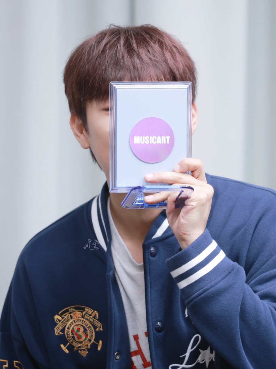 거울 볼거니까 찍지 마세욧!!

260419 #박우진 #PARKWOOJIN #AB6IX