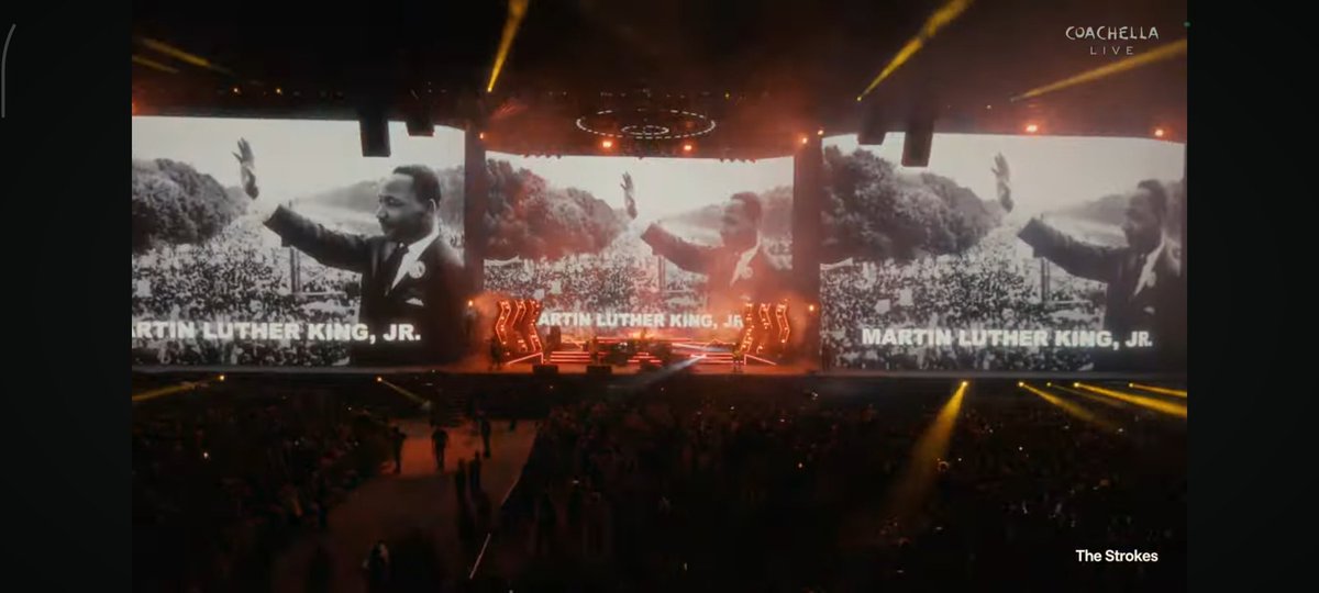 pintoperiodista's tweet photo. Y conste que lo de Los Strokes no fue al azar. Lo hacen en el final del show, cuando tocan OBLIVIUS después de 16 años sin hacerla en vivo. Lindo momento para pegarle a Trump en Coachella... Y para meter a Chile y Bolivia en el saco. 👏👏 https://t.co/R7pPhDPm96