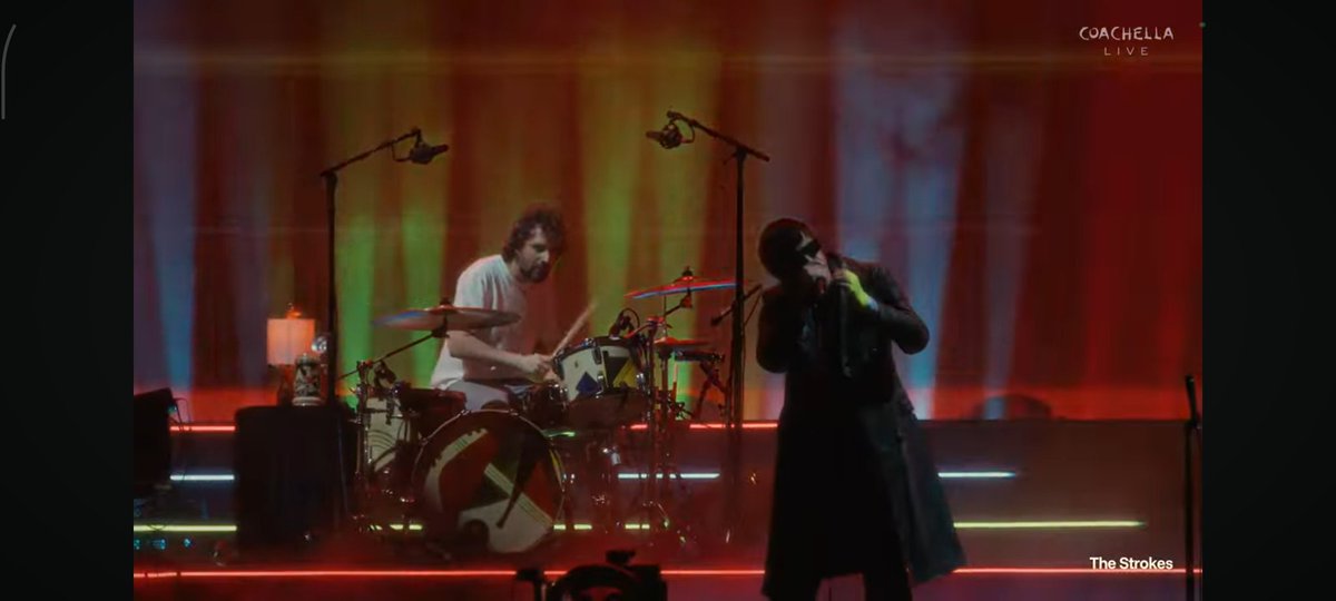 pintoperiodista's tweet photo. Y conste que lo de Los Strokes no fue al azar. Lo hacen en el final del show, cuando tocan OBLIVIUS después de 16 años sin hacerla en vivo. Lindo momento para pegarle a Trump en Coachella... Y para meter a Chile y Bolivia en el saco. 👏👏 https://t.co/R7pPhDPm96