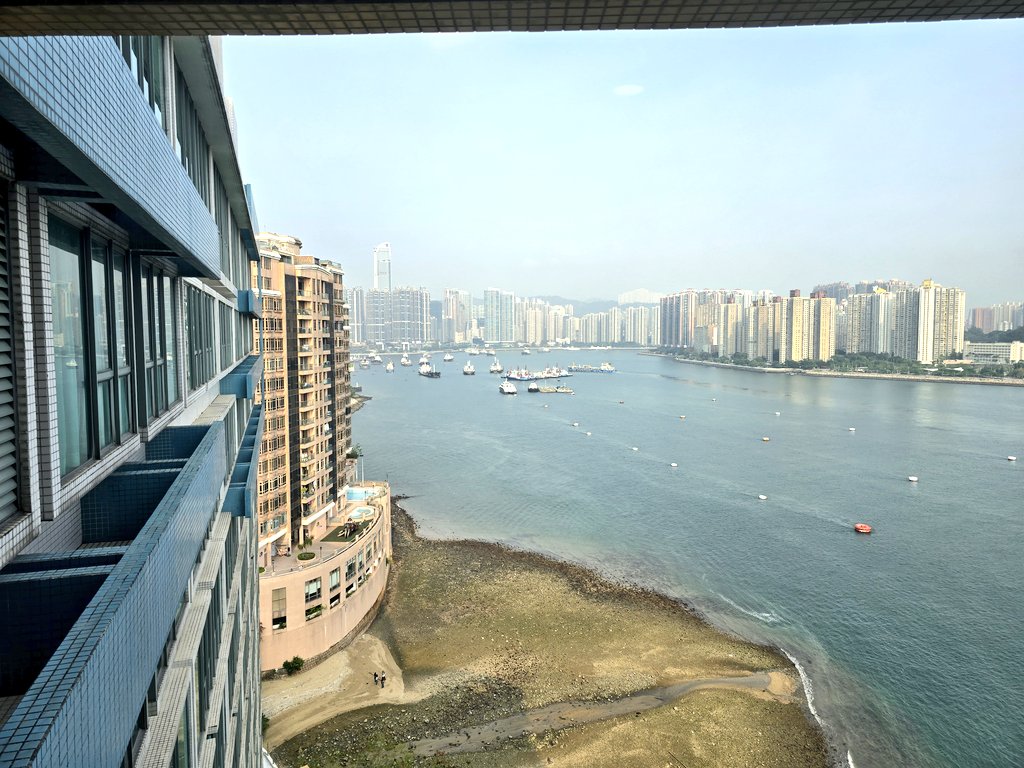 nonstopeurotrip's tweet image. After my less than ideal (3h) sleep on the Hanoi-Nanning night train, I booked a comfortable hotel outside central #HongKong 🇭🇰 and ended up sleeping 12 hours 😆 This is the Grand Bay View which costs €89 per night, cheap for a HK ⭐️⭐️⭐️⭐️ #NonstopEurotrip