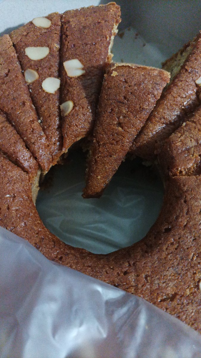 Met maam semuanya,siang ini aku males banget mau masak apa jadi akhirnya nyerah deh dan beli bolu pisang fadilah ini aja buat cemilan dadakan 🤤